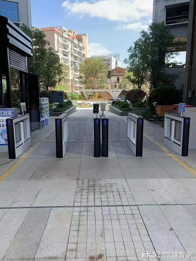 闸机门禁道闸：智能安全管理的利器(图1)