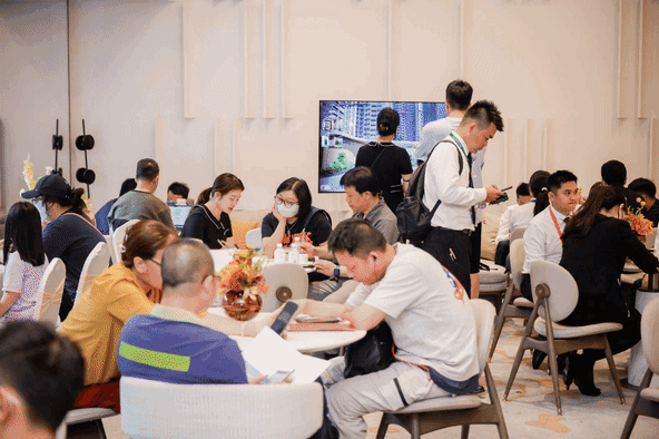 中秋楼市直击!白鹅潭销冠红盘新世界天馥全线上新提前锁定金九热搜(图1)