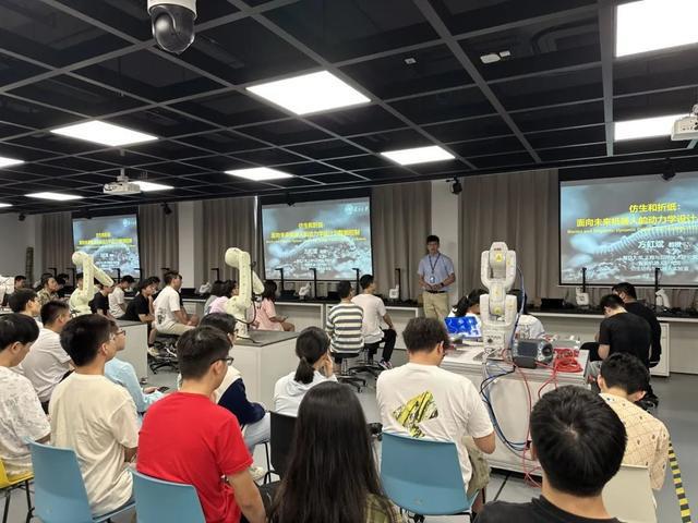 教“机器人”的复旦教授为何坚持板书？(图4)