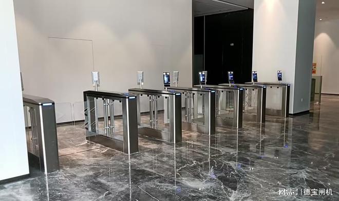 高端智能速通门成为写字楼出入口通道控制的主流设备(图1)