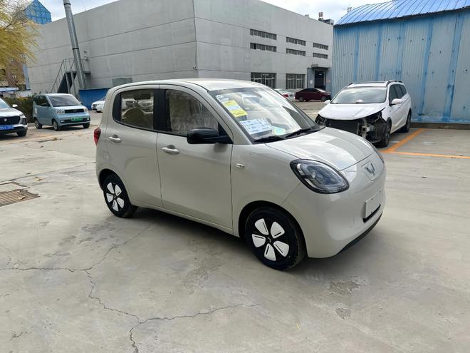 宏光MINIEV四门版配置曝光三种配色+“方糖”钥匙续航205km(图1)