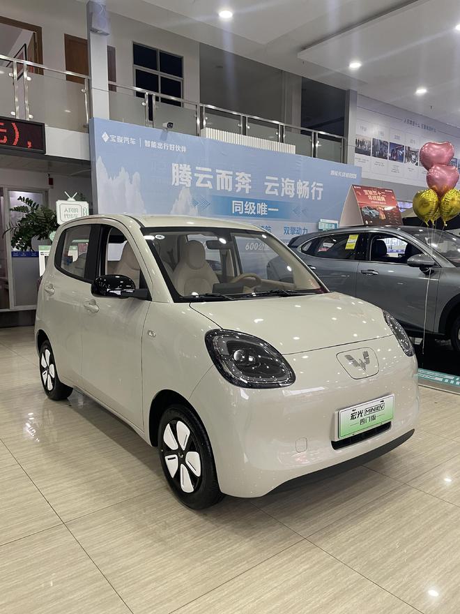 宏光MINIEV四门版配置曝光三种配色+“方糖”钥匙续航205km(图4)