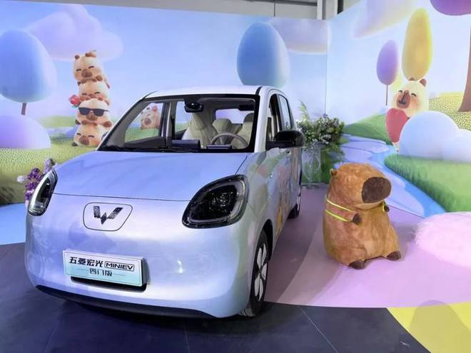 五菱宏光MINIEV四门版：治愈感拉满的电动车(图2)