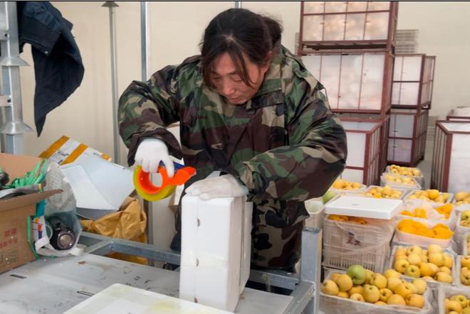 十天吸粉超10万！57岁烟台大姨一口流利英语网上卖苹果“出圈”(图1)
