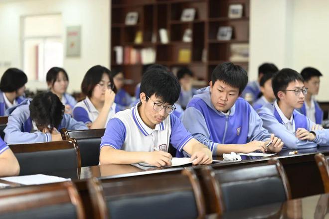 特色礼贤执青春之笔书治班答卷——青岛九中2024-2025学年度第二学期班长述职会(图2)
