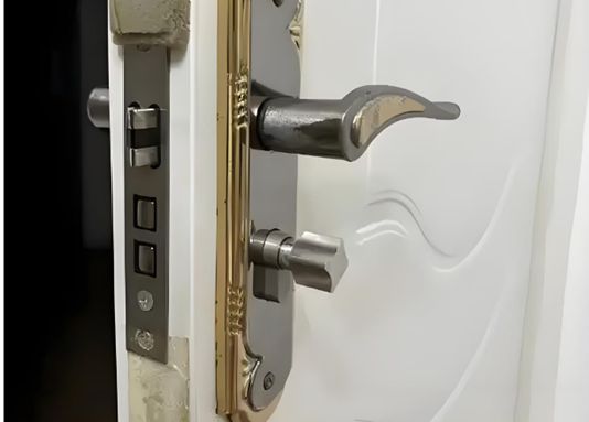 青岛开锁换锁芯师傅电话-青岛开指纹锁、开车锁、开密码箱电话(图1)