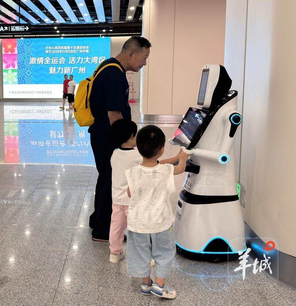 可免费搬行李！地铁广州白云站试点应用“五羊”智能机器人(图2)