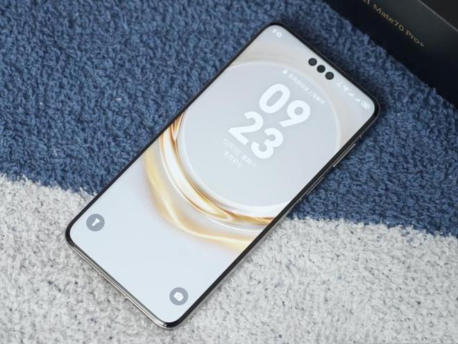 华为Mate80系列再迎曝光：侧边超声波指纹加持配置也悬念不大了(图1)