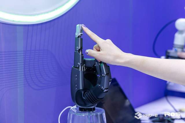 最薄仿生视触觉传感器亮相IROS2025一目科技引领机器人触觉革命(图2)