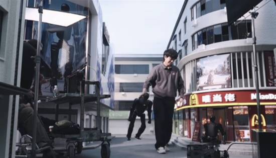 全球首个个人机器人轻松塞进背包拎着就能走(图2)