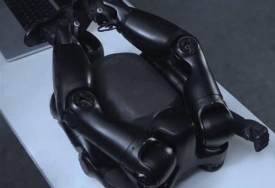 全球首个个人机器人轻松塞进背包拎着就能走(图1)