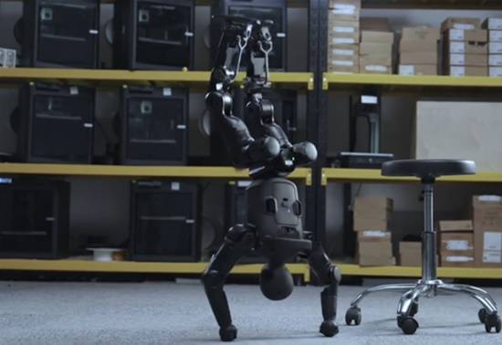 全球首个个人机器人轻松塞进背包拎着就能走(图4)