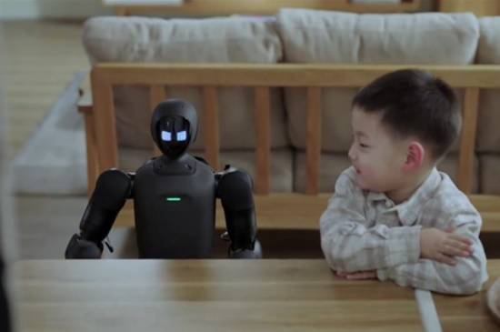 全球首个个人机器人轻松塞进背包拎着就能走(图5)