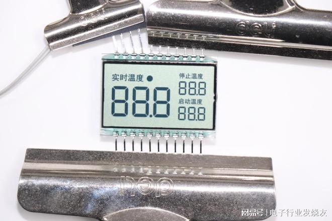 办公设备与安防的静默守卫:扬润电子段码屏如何实现清晰信息传递(图2)