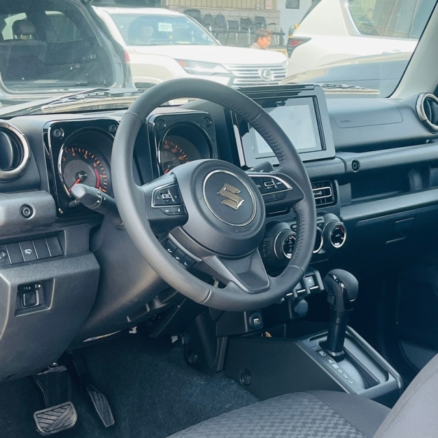 2025款铃木吉姆尼高配平行进口新鲜出炉价格直降到15万提现车(图3)